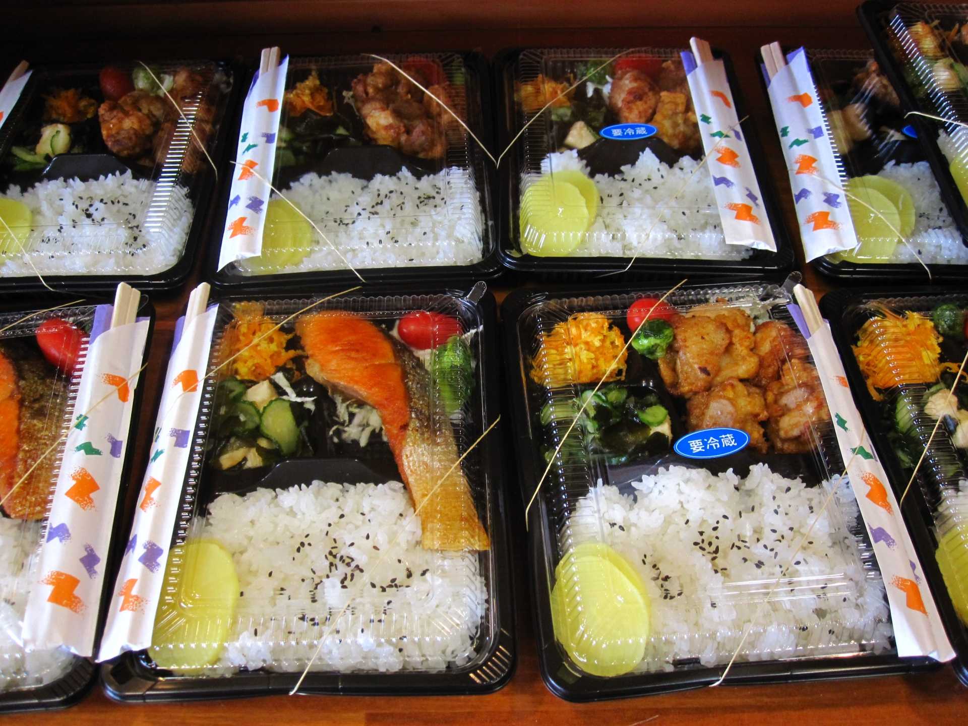 日替わり弁当（唐揚げ弁当としゃけ弁当）