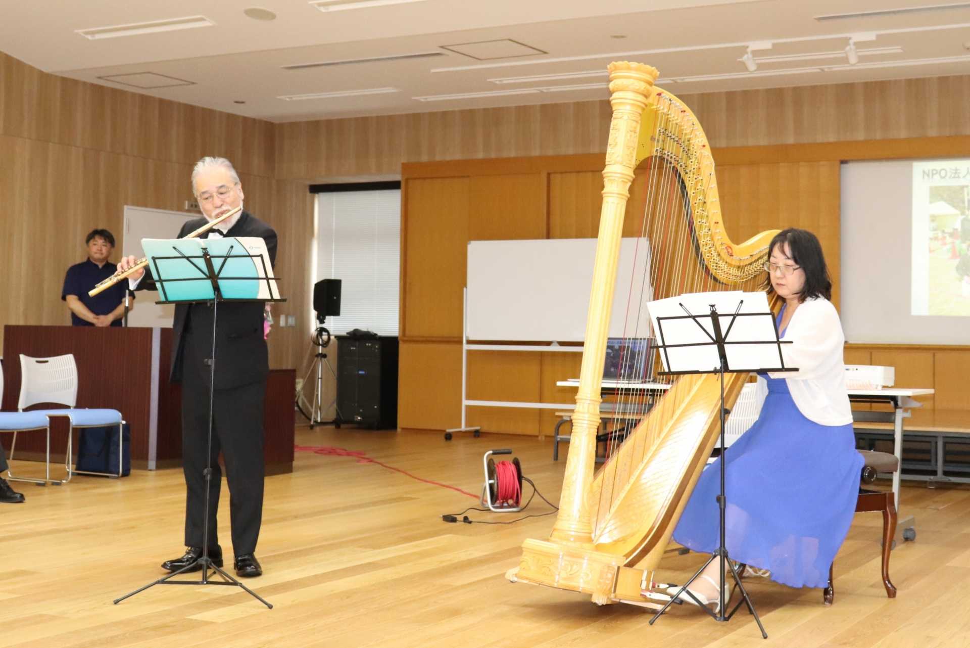 フルートとグランドハープの演奏